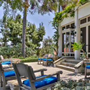 Six mois après avoir demandé le divorce à Brad Pitt, Angelina Jolie a dépensé la modique somme de 25 millions de dollars pour s'offrir cette nouvelle propriété à Los Angeles. La maison appartenait autrefois au réalisateur et producteur Cecil B. DeMille, qui y a vécu jusqu'à sa mort en 1959.