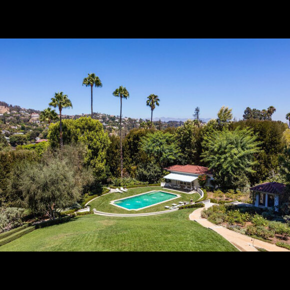 Six mois après avoir demandé le divorce à Brad Pitt, Angelina Jolie a dépensé la modique somme de 25 millions de dollars pour s'offrir cette nouvelle propriété à Los Angeles. La maison appartenait autrefois au réalisateur et producteur Cecil B. DeMille, qui y a vécu jusqu'à sa mort en 1959.