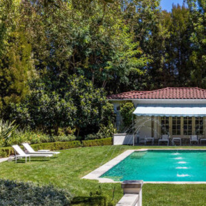Six mois après avoir demandé le divorce à Brad Pitt, Angelina Jolie a dépensé la modique somme de 25 millions de dollars pour s'offrir cette nouvelle propriété à Los Angeles. La maison appartenait autrefois au réalisateur et producteur Cecil B. DeMille, qui y a vécu jusqu'à sa mort en 1959.