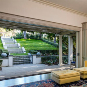 Six mois après avoir demandé le divorce à Brad Pitt, Angelina Jolie a dépensé la modique somme de 25 millions de dollars pour s'offrir cette nouvelle propriété à Los Angeles. La maison appartenait autrefois au réalisateur et producteur Cecil B. DeMille, qui y a vécu jusqu'à sa mort en 1959.