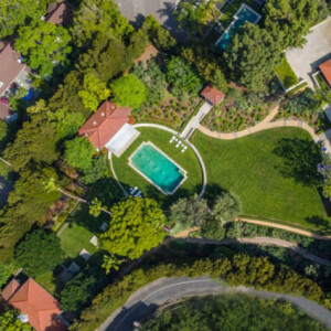 Six mois après avoir demandé le divorce à Brad Pitt, Angelina Jolie a dépensé la modique somme de 25 millions de dollars pour s'offrir cette nouvelle propriété à Los Angeles. La maison appartenait autrefois au réalisateur et producteur Cecil B. DeMille, qui y a vécu jusqu'à sa mort en 1959.