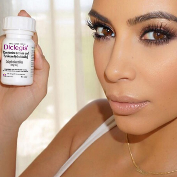 Kim Kardashian faisant la promotion du médicament Diclegis en août 2015. A cette époque, la star de télé-réalité avait provoqué la polémique pour avoir fait la promotion d'un produit risqué dont elle n'avait pas précisé les effets secondaires. 