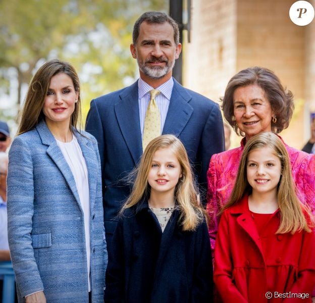 Le roi Felipe VI d'Espagne et son épouse la reine Letizia, leurs filles Leonor et Sofia et la reine Sofia ont assisté à la messe de Pâques en la cathédrale de Palma de Majorque, le 16 avril 2017