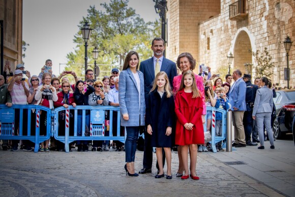 Le roi Felipe VI d'Espagne et son épous Letizia, leurs filles Leonor et Sofia et la reine Sofia ont assisté à la messe de Pâques en la cathédrale de Palma de Majorque, le 16 avril 2017