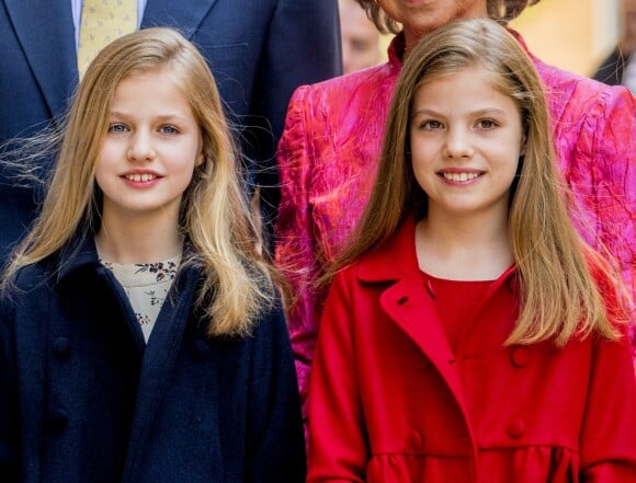 les Infantes Leonor et Sofia - Le roi Felipe VI d'Espagne et son épouse la reine Letizia, leurs filles les Infantes Leonor et Sofia et la reine Sofia ont assisté à la messe de Pâques en la cathédrale de Palma de Majorque, le 16 avril 2017
