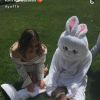 Chrissy Teigen, John Legend (déguisé en lapin) et leur fille Luna lors des fêtes de Pâques le 17 avril 2017