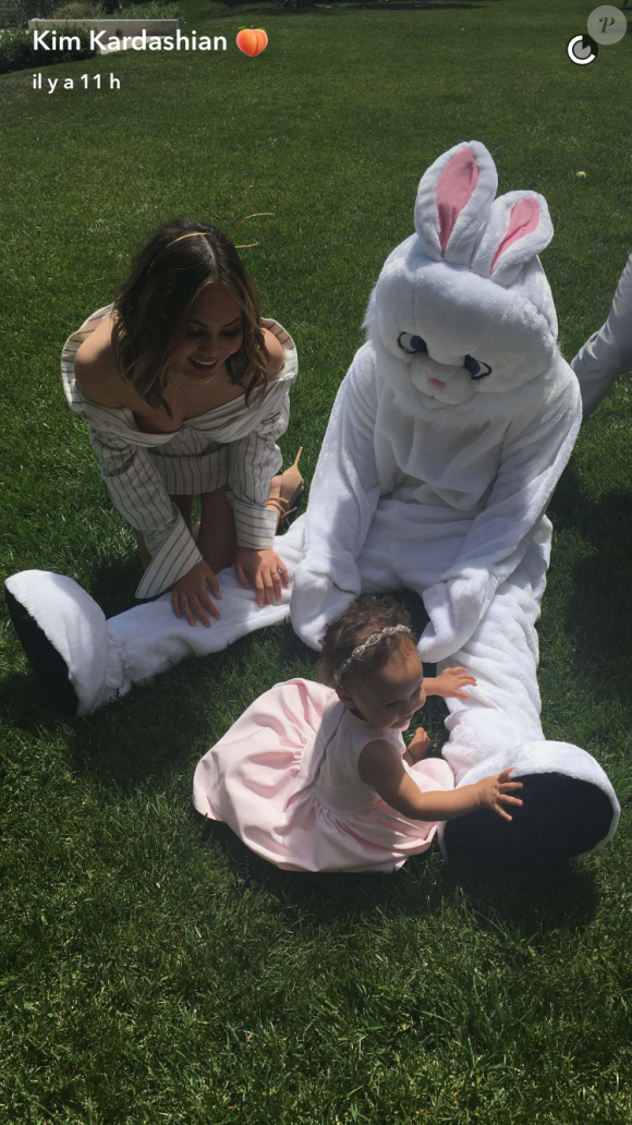 Chrissy Teigen, John Legend (déguisé en lapin) et leur fille Luna lors des fêtes de Pâques le 17 avril 2017