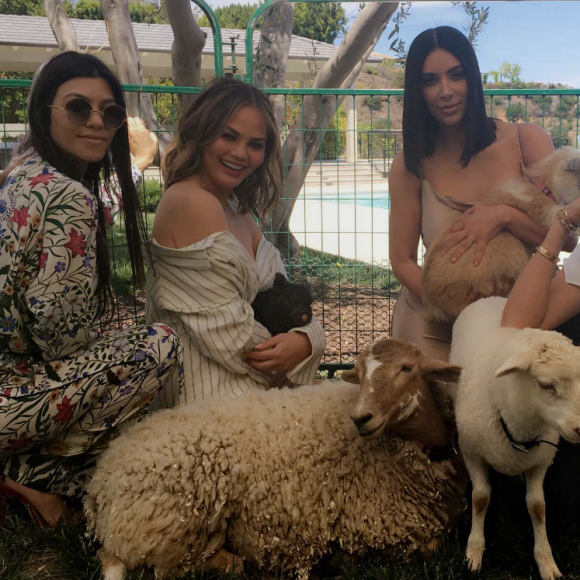 Kourtney Kardashian, Chrissy Teigen, Kim Kardashian et Jen Atkin lors des fêtes de Pâques, le 16 avril 2017
