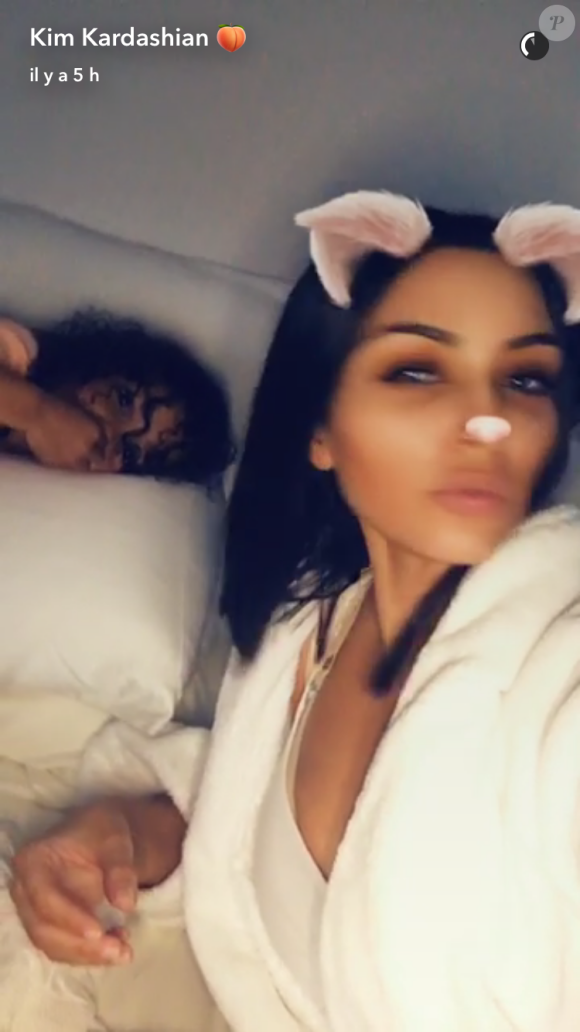 Kim Kardashian prenant la pose avec sa fille North pour les fêtes de Pâques le 17 avril 2017