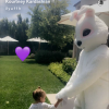 Reign Disick et son oncle Kanye West (déguisé en lapin) lors des fêtes de Pâques 2017