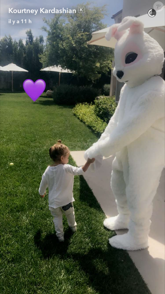 Reign Disick et son oncle Kanye West (déguisé en lapin) lors des fêtes de Pâques 2017
