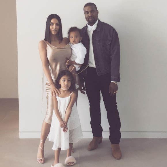 Kim Kardashian et Kanye West prennent la pose avec leurs enfants North et Saint pour Pâques 2017.