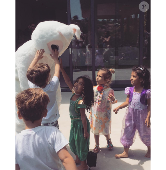 Kanye West (déguisé en lapin) et sa fille North entourés de Mason, Penelope et des enfants d'amis lors des fêtes de Pâques, le 16 avril 2017