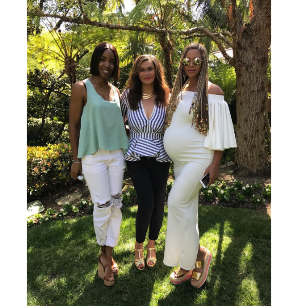 Kelly Rowland, Tina Lawson et Beyoncé Knowles prennent la pose pour Pâques le 16 avril 2017. Enceinte de jumeaux, l'épouse de Jay Z arbore de jolies rondeurs.