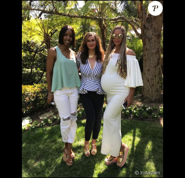 Kelly Rowland, Tina Lawson et Beyoncé Knowles prennent la pose pour Pâques le 16 avril 2017. Enceinte de jumeaux, l'épouse de Jay Z arbore de jolies rondeurs.