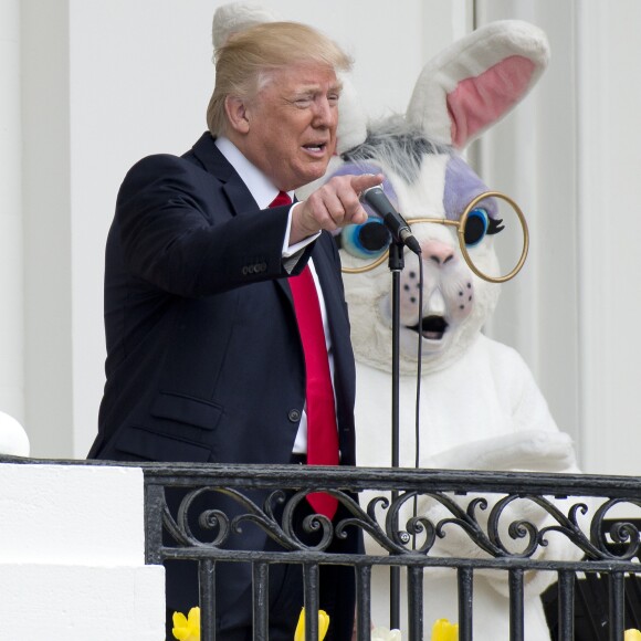 Le président des Etats-Unis Donald Trump, sa femme Melania Trump et leur fils Barron célèbrent Pâques à la Maison Blanche, à Washington, le 17 avril 2017.