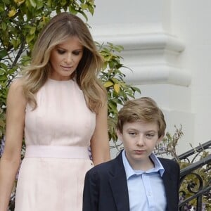 Le président des Etats-Unis Donald Trump, sa femme Melania Trump et leur fils Barron célèbrent Pâques à la Maison Blanche, à Washington, le 17 avril 2017.