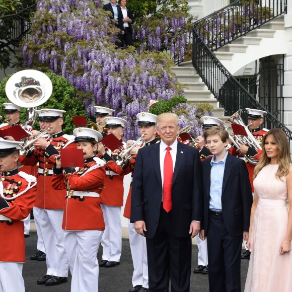 Le président des Etats-Unis Donald Trump, sa femme Melania Trump et leur fils Barron célèbrent Pâques à la Maison Blanche, à Washington, le 17 avril 2017.