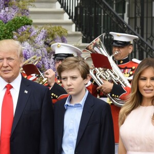 Le président des Etats-Unis Donald Trump, sa femme Melania Trump et leur fils Barron célèbrent Pâques à la Maison Blanche, à Washington, le 17 avril 2017.