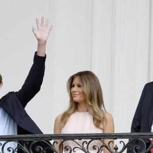 Le président des Etats-Unis Donald Trump, sa femme Melania Trump et leur fils Barron célèbrent Pâques à la Maison Blanche, à Washington, le 17 avril 2017.