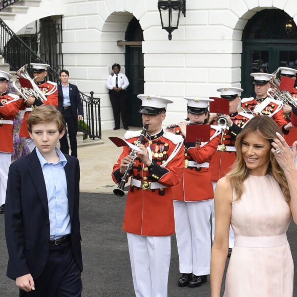 Le président des Etats-Unis Donald Trump, sa femme Melania Trump et leur fils Barron célèbrent Pâques à la Maison Blanche, à Washington, le 17 avril 2017.