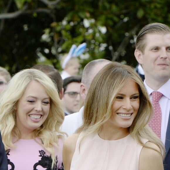 Le président des Etats-Unis Donald Trump, sa femme Melania Trump et leur fils Barron célèbrent Pâques à la Maison Blanche, à Washington, le 17 avril 2017.