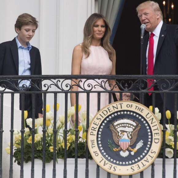 Le président des Etats-Unis Donald Trump, sa femme Melania Trump et leur fils Barron célèbrent Pâques à la Maison Blanche, à Washington, le 17 avril 2017.