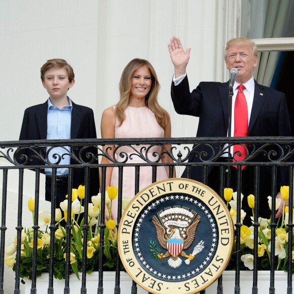 Donald Trump, sa femme Melania Trump et leur fils Barron Trump - Les Trump organisent leur première chasse aux œufs de Pâques sur les pelouses de la Maison-Blanche à Washington le 17 avril 2017.  United States President Donald Trump, First Lady Melania Trump and son Barron Trump attend the annual Easter Egg Roll on the South Lawn of the White House in Washington, DC, on April 17, 2017.17/04/2017 - Washington