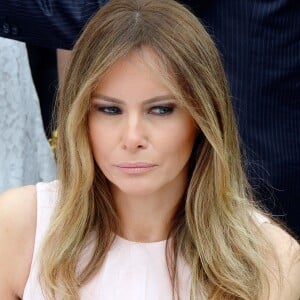 Melania Trump - Les Trump organisent leur première chasse aux œufs de Pâques sur les pelouses de la Maison-Blanche à Washington le 17 avril 2017.  First Lady Melania Trump makes cards for members of the military at the annual Easter Egg roll on the South Lawn of the White House in Washington, DC, on April 17, 2017.17/04/2017 - Washington