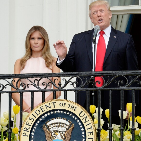 Le président des Etats-Unis Donald Trump, sa femme Melania Trump et leur fils Barron célèbrent Pâques à la Maison Blanche, à Washington, le 17 avril 2017.