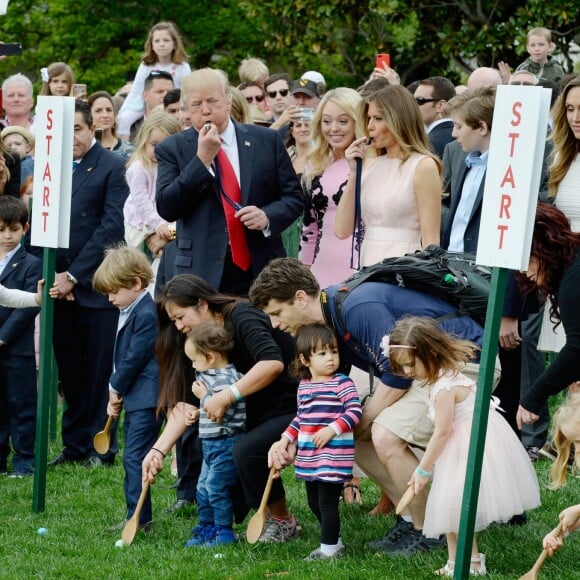 Le président des Etats-Unis Donald Trump, sa femme Melania Trump et leur fils Barron célèbrent Pâques à la Maison Blanche, à Washington, le 17 avril 2017.