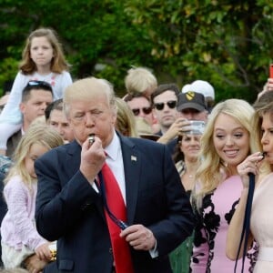 Le président des Etats-Unis Donald Trump, sa femme Melania Trump et leur fils Barron célèbrent Pâques à la Maison Blanche, à Washington, le 17 avril 2017.