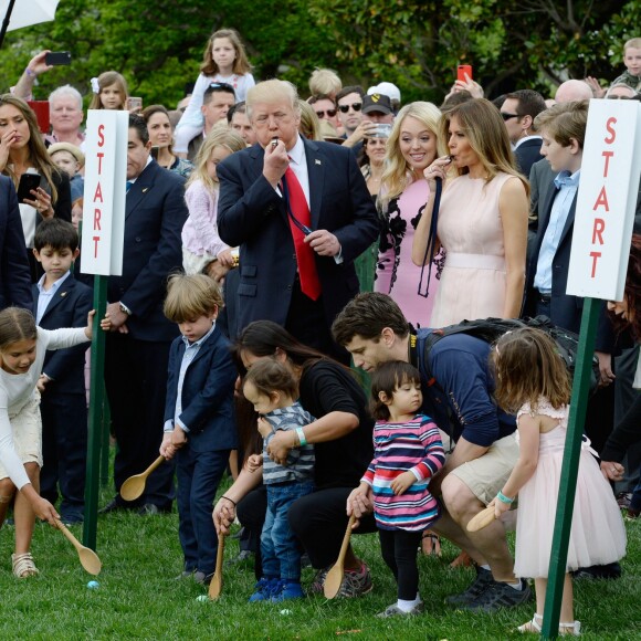 Le président des Etats-Unis Donald Trump, sa femme Melania Trump et leur fils Barron célèbrent Pâques à la Maison Blanche, à Washington, le 17 avril 2017.