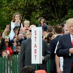 Le président des Etats-Unis Donald Trump, sa femme Melania Trump et leur fils Barron célèbrent Pâques à la Maison Blanche, à Washington, le 17 avril 2017.