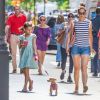 Exclusif - Katie Holmes et sa fille Suri Cruise se promènent avec leur petit chihuahua Honey dans les rues de New York Le 17 août 2016