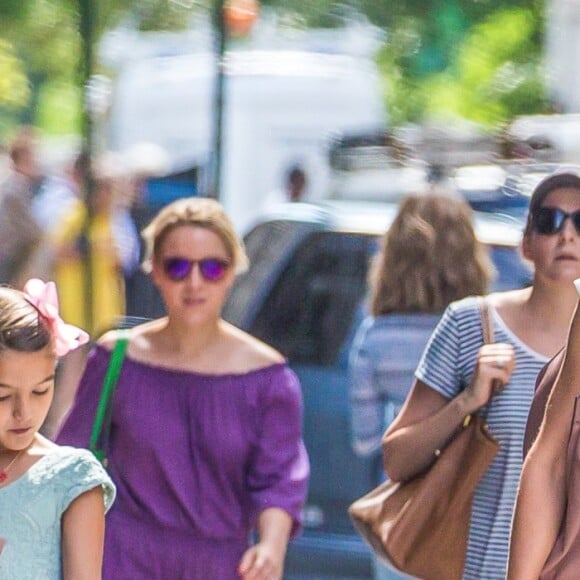 Exclusif - Katie Holmes et sa fille Suri Cruise se promènent avec leur petit chihuahua Honey dans les rues de New York Le 17 août 2016