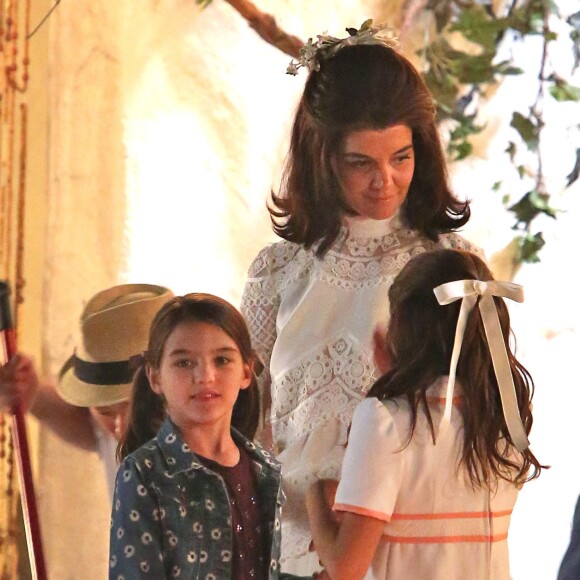 Exclusif - Katie Holmes tourne la scène du mariage de Jackie Kennedy et Aristote Onassis à Toronto le 17 juin 2016. entre deux prises, sa fille Suri Cruise vient lui faire un câlin.