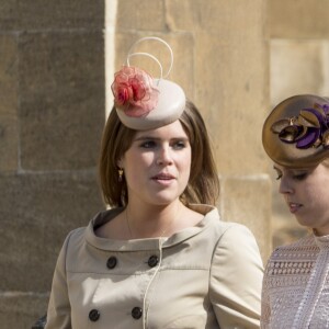 La princesse Eugenie et la princesse Beatrice d'York à la sortie de la messe de Pâques à la chapelle Saint-Georges de Windsor, le 16 avril 2017