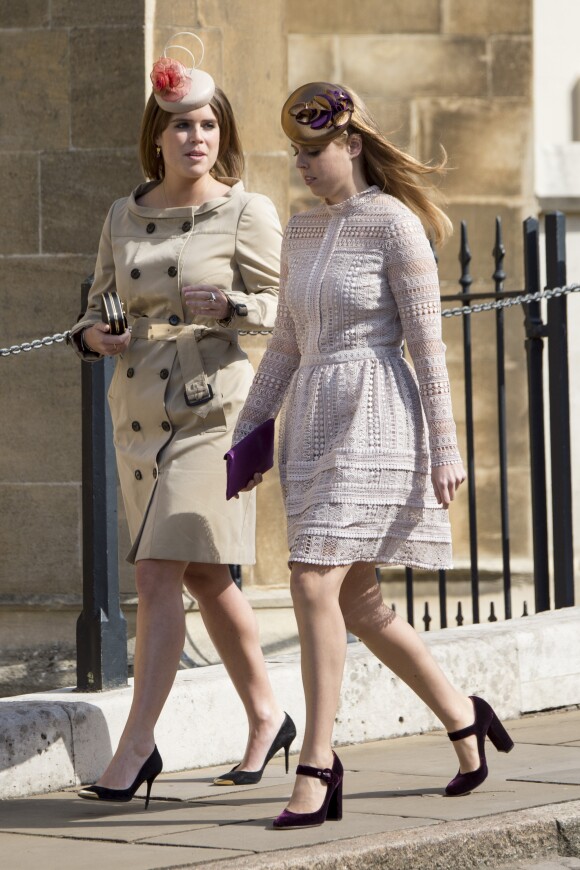 La princesse Eugenie et la princesse Beatrice d'York à la sortie de la messe de Pâques à la chapelle Saint-Georges de Windsor, le 16 avril 2017