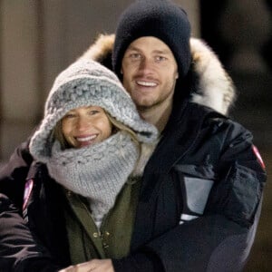 Exclusif - Gisele Bündchen et son mari Tom Brady regardant en amoureux un match de hockey dans un parc à Boston, le 15 janvier 2017.