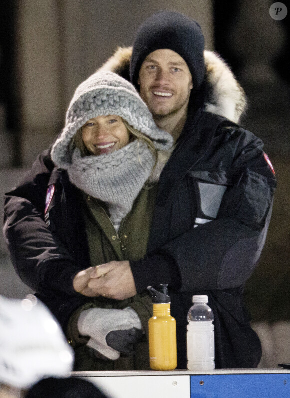 Exclusif - Gisele Bündchen et son mari Tom Brady regardant en amoureux un match de hockey dans un parc à Boston, le 15 janvier 2017.