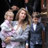 Gisele Bundchen en compagnie de son mari Tom Brady et de leurs enfants Benjamin Brady et Vivian Lake Brady se rendent à la messe à New York le 29 avril 2016.