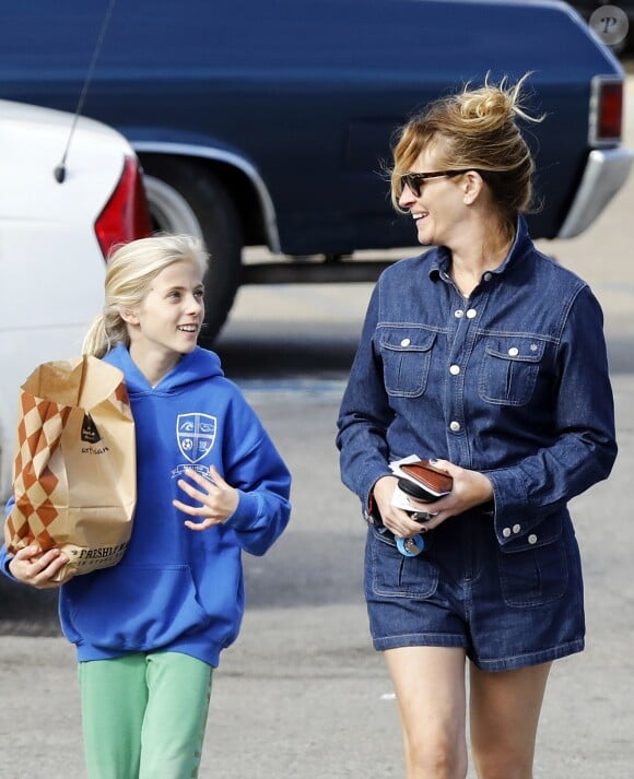 Exclusif - Julia Roberts est allée faire des courses avec sa fille Hazel Moder au magasin Pavillon à Malibu. Le 9 janvier 2017