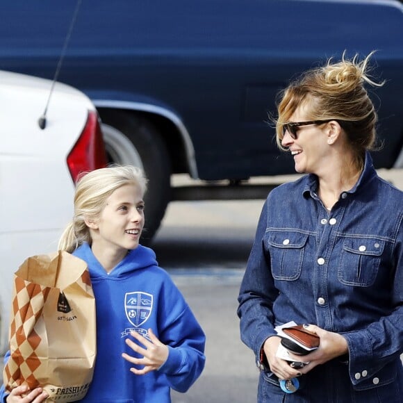 Exclusif - Julia Roberts est allée faire des courses avec sa fille Hazel Moder au magasin Pavillon à Malibu. Le 9 janvier 2017