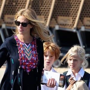 Exclusif - Prix Spécial - Julia Roberts fait du shopping avec ses enfants Phinnaeus, Henry, et Hazel à Malibu, le 12 octobre 2014.