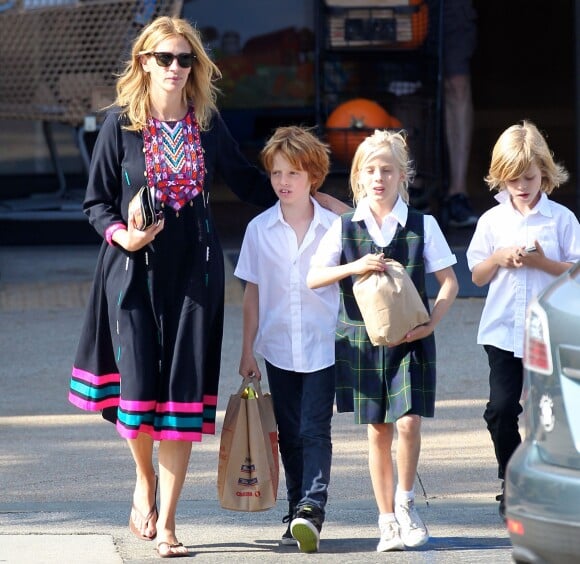 Exclusif - Prix Spécial - Julia Roberts fait du shopping avec ses enfants Phinnaeus, Henry, et Hazel à Malibu, le 12 octobre 2014.