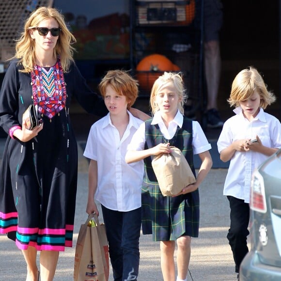 Exclusif - Prix Spécial - Julia Roberts fait du shopping avec ses enfants Phinnaeus, Henry, et Hazel à Malibu, le 12 octobre 2014.