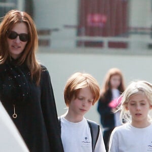 Exclusif - Julia Roberts et ses jumeaux Hazel et Phinnaeus Moder sortent d'un centre commercial à Malibu, le 5 mai 2015.