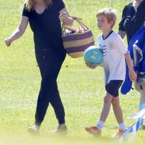 Exclusif - Prix spécial - Julia Roberts embrasse son mari Daniel Moder lors d'une journée football de leurs enfants à Malibu. Le couple semble très amoureux et dément les rumeurs de séparation.