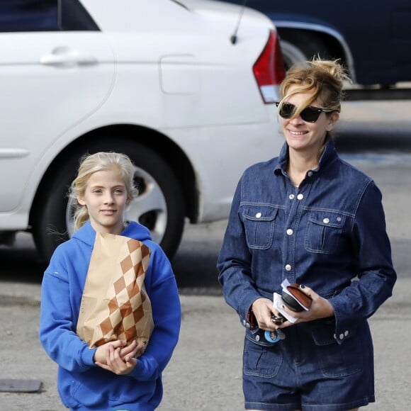 Exclusif - No Web No Blog - Veuillez flouter le visage des enfants avant publication - Julia Roberts est allée faire des courses avec sa fille Hazel Moder au magasin Pavillon à Malibu. Le 9 janvier 2017